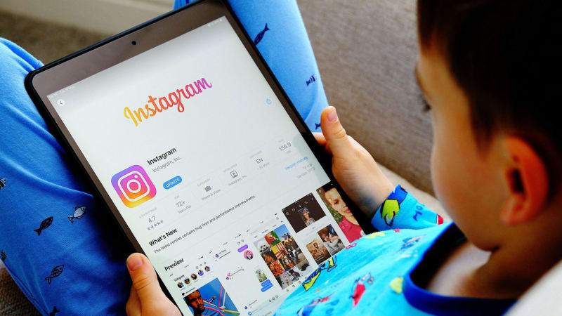 Zákaz sociálních sítí pro děti v Řecku: Budu tlačit, aby platil v celé EU, říká tamní premiér