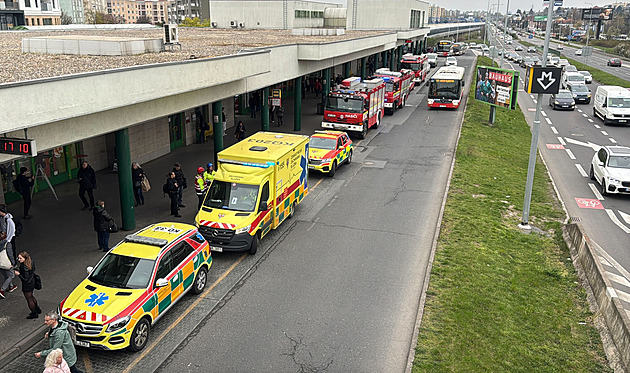 U Petřin se srazila tramvaj s autem, kvůli jiné nehodě nejezdila i část metra B