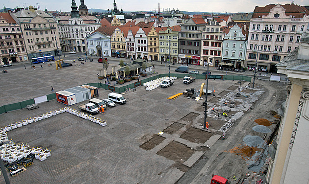 V Plzni rozkopali náměstí Republiky. Po přestavbě už ho autem neobjedete