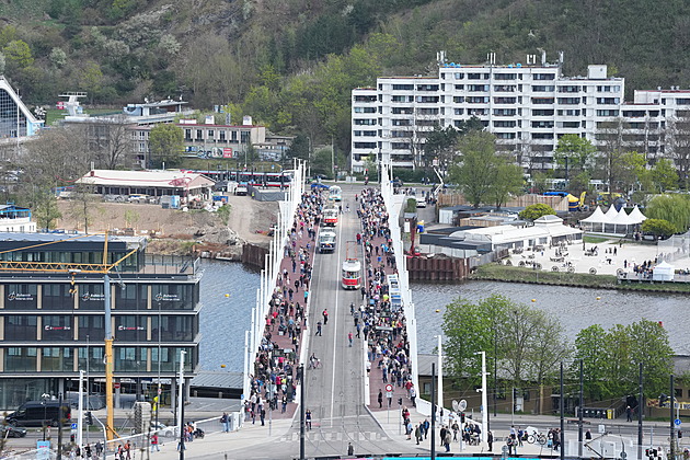 OBRAZEM: Historické tramvaje, jazz i fronta na přívoz. Jak se otevíral most