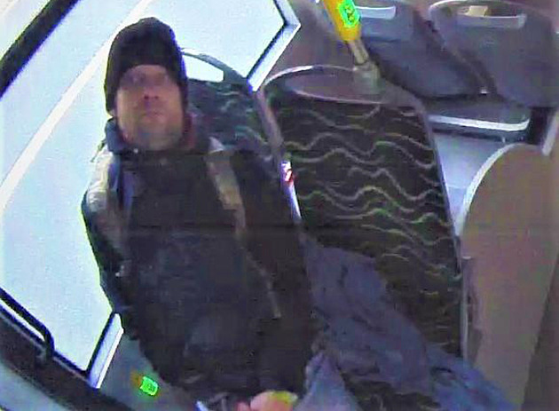 Dívku držel pod krkem a osahával. Policie hledá násilníka z vlaku