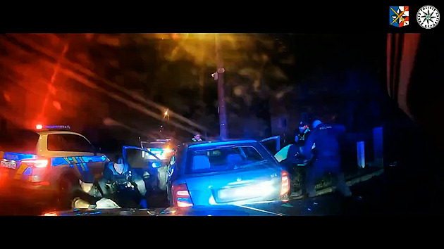 Opilý šofér bez řidičáku ujížděl policistům přes několik obcí. Zradilo ho však auto