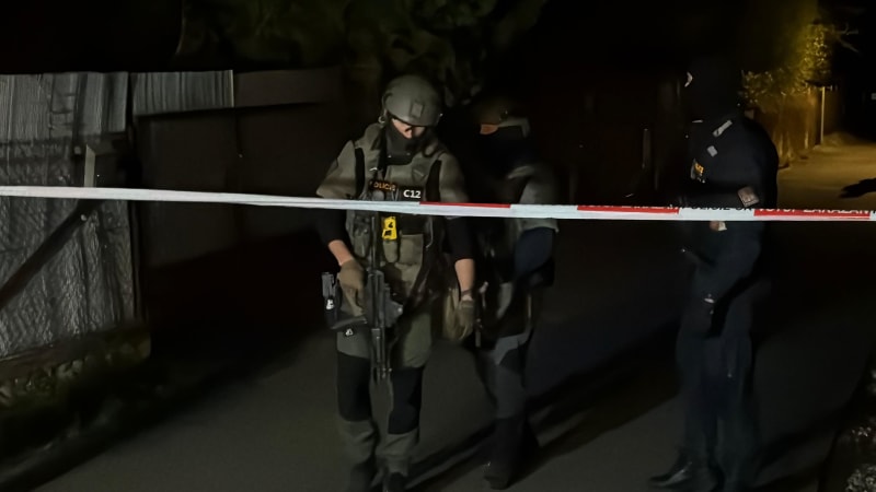 Střelba při zásahu v Šestajovicích: Muž zaútočil na policisty, skončil v nemocnici