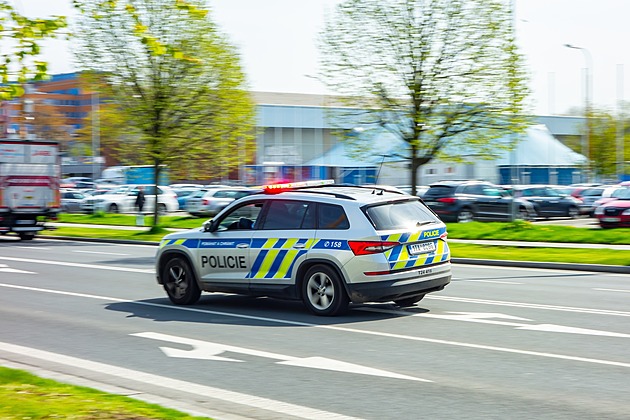 Nouzový signál z banky zalarmoval policisty, místo lupičů řešili horlivou úřednici