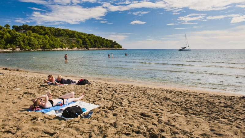 PŘEHLEDNĚ: Cestovka může zdražit zaplacený zájezd. Jak se v takové situaci bránit?