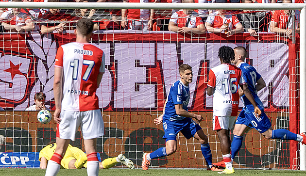 Slavia otáčela s Olomoucí a zvýšila náskok, Sparta prohrála. Jaká bude nadstavba?