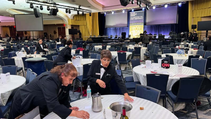 Pobuřující záběry z Washingtonu: Novináři si po vypuknutí střelby odnášeli lahve s alkoholem