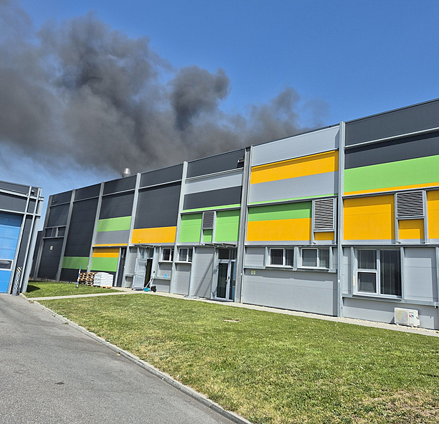 Požár obří líhně kuřat Agrofertu. Z budovy vyhnal desítky zaměstnanců