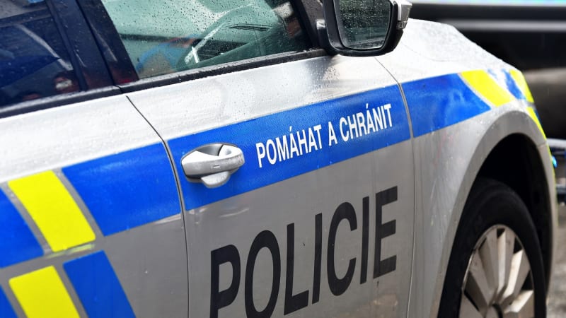 Tragická hromadná nehoda na Chrudimsku: Zemřeli dva lidé, na místě zasahoval vrtulník