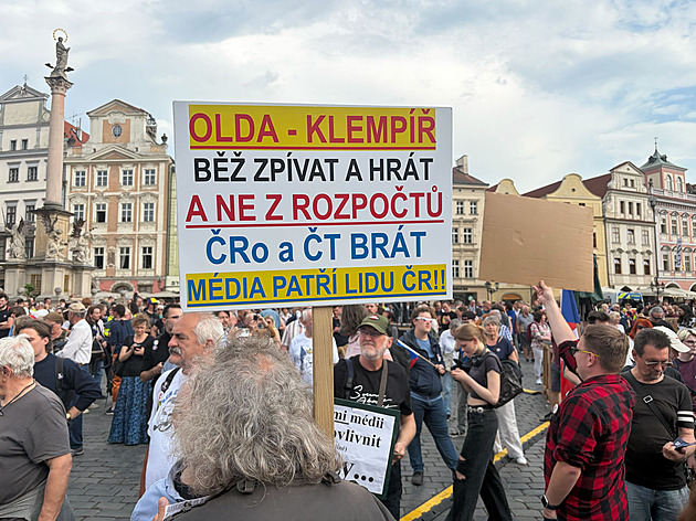 Kradou ČT, burácel protest Milionu chvilek. Pochod míří ze Staromáku k rozhlasu