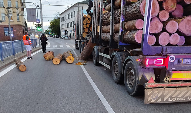 Řidič prudce zabrzdil před semaforem, klády z návěsu se vysypaly na silnici