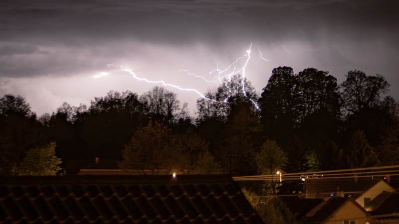Sledujte RADAR: Zasáhnou Česko bouřky? O víkendu se teploty vyšplhají k letním hodnotám