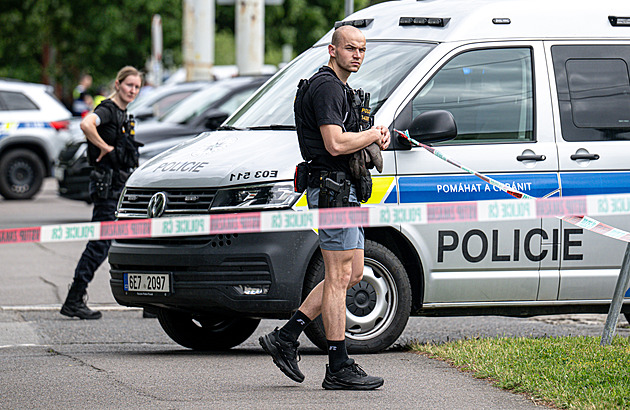 Před školou v Pardubicích pobodal mladík dívku, šlo jí o život. Kvůli rozchodu, říká se