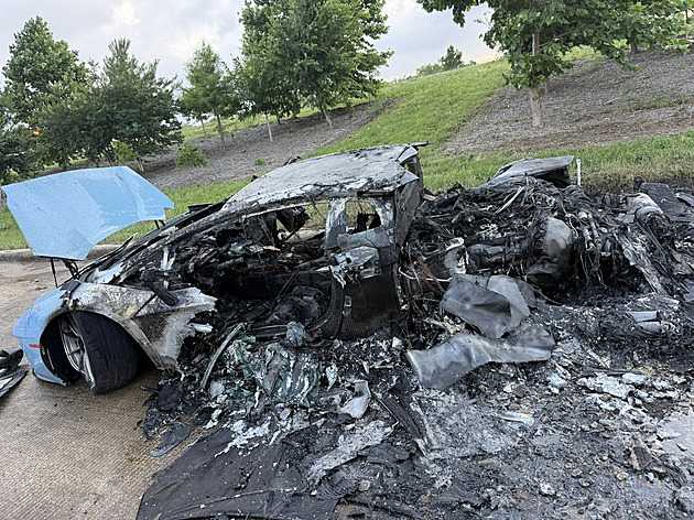 Zběsilá jízda dvou lamborghini skončila vážnou nehodou. Z vozidel zbyly trosky