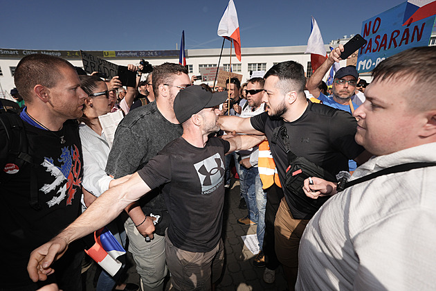 Sudetský sjezd: Odpůrci staví na protest „němou barikádu“, vypukla strkanice
