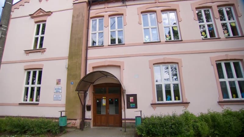 Školník se obnažoval přímo ve školce. Skandální chování natočila na Karvinsku jedna z matek