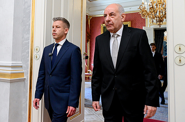 Měl čas do půlnoci. Prezident se vzepřel Magyarovu ultimátu, odmítl odstoupit