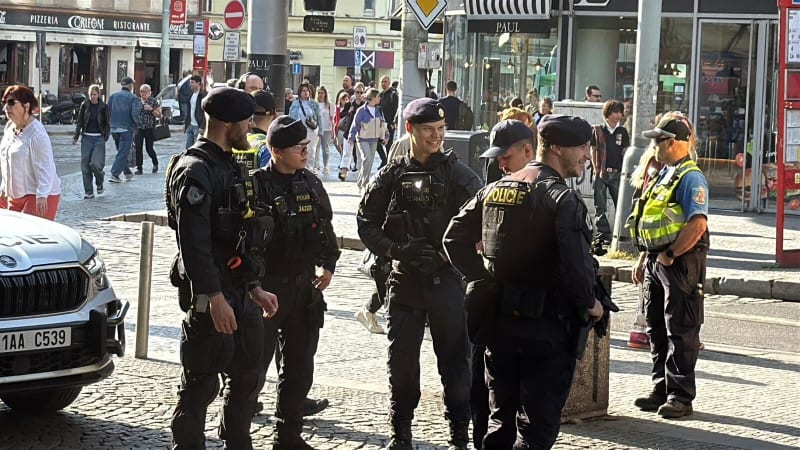 Drama na Andělu: Před obchodním centrem se pohyboval muž s nožem. Policisté použili taser