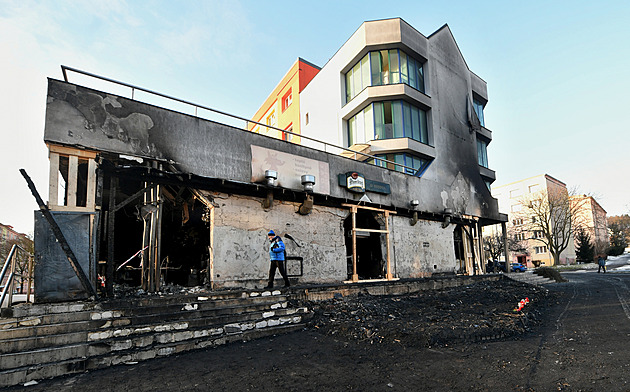 Tragický požár restaurace v Mostě. Policie chce poslat před soud dva lidi