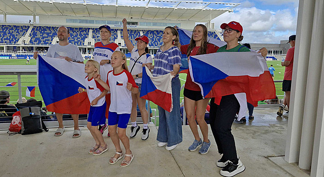 Český trénink pobláznil Dallas: Fandil Američan v Schickově dresu i hrdá sokolka