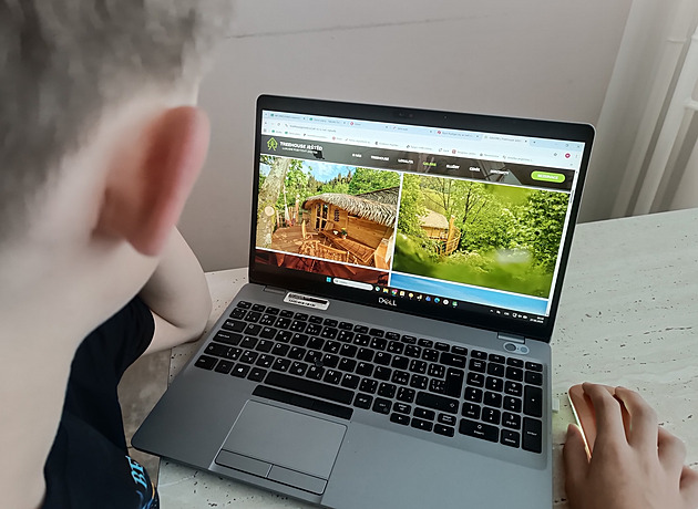 Luxus v lese načerno? Dřevěné treehousy v přírodním parku na Ještědu řeší inspekce