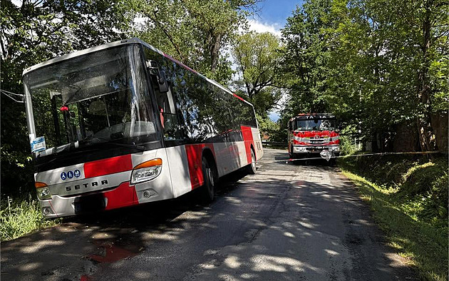 Na Plzeňsku havaroval autobus s dětmi, zůstal stát nakloněný do strany