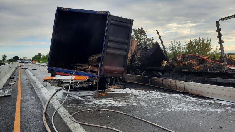 Tragická nehoda kamionů na D2 u Brna: Zemřeli oba řidiči, dálnice zůstala neprůjezdná