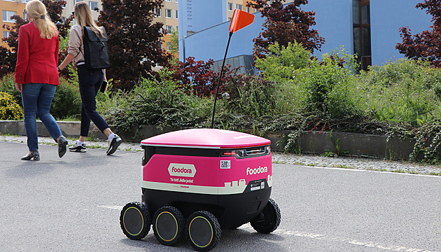 Na přechodech sice váhají, ale osvědčili se. Růžoví roboti rozvezou jídlo na Butovicích
