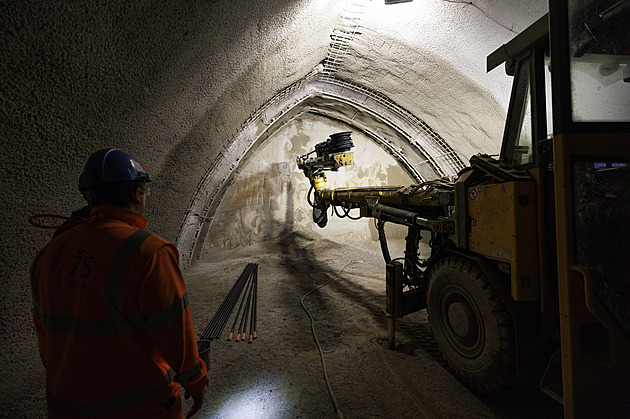 Pod paneláky začnou odstřely. Průzkumná štola budoucího tunelu narazí na skálu
