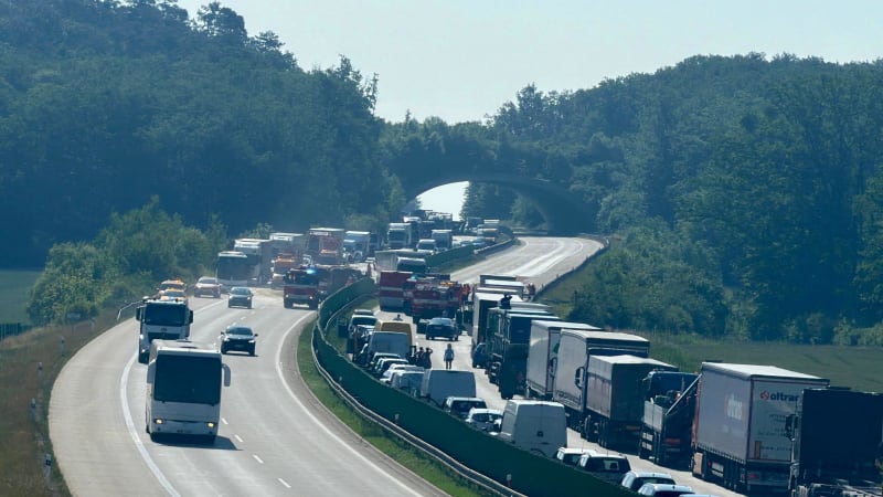 Hromadná nehoda na D11: Srazily se tam tři náklaďáky, provoz je obousměrně uzavřen