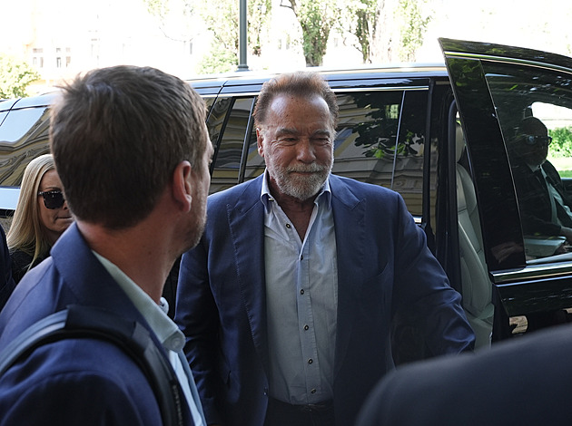 Schwarzenegger zavítal do Prahy. Na letišti ho vyhlíželi netrpěliví fanoušci