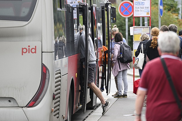 Skříply ho dveře a jelo se. Vozy pražské MHD mají pojistku, ta ale nefunguje vždy