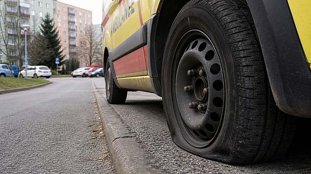 Zaparkovaným pražským sanitkám propíchali kola. Policie pátrá po pachateli