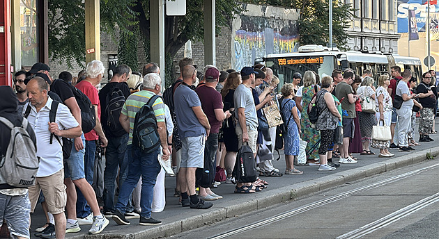 Část metra B stála dvě hodiny, souprava narazila do spadlého kabelu