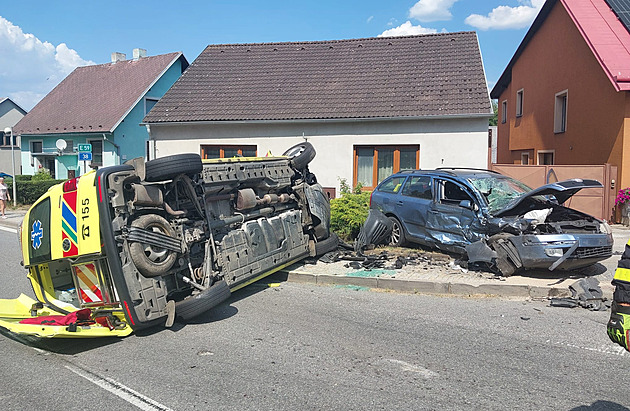 Z jednoho pacienta rázem tři. Auto nabouralo houkající sanitku, skončila na boku