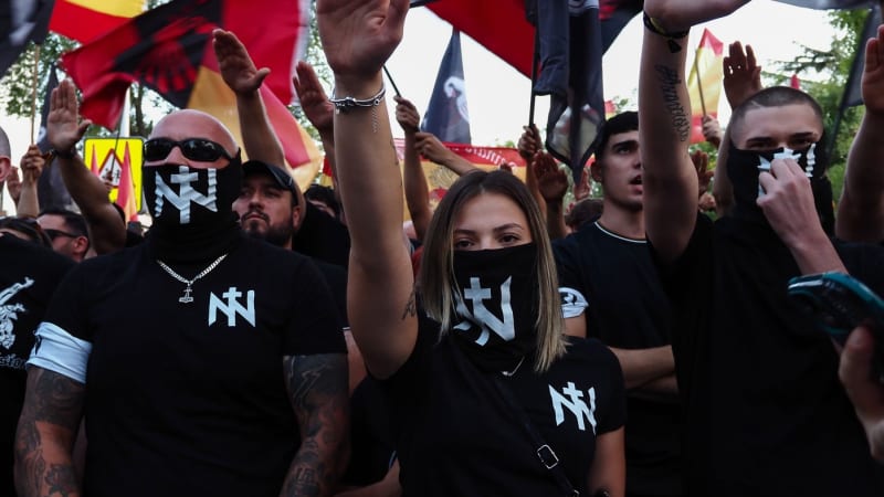 Příval migrantů rozvířil extrémní emoce: Musíme je přijmout, zní zleva. V Madridu se hajlovalo
