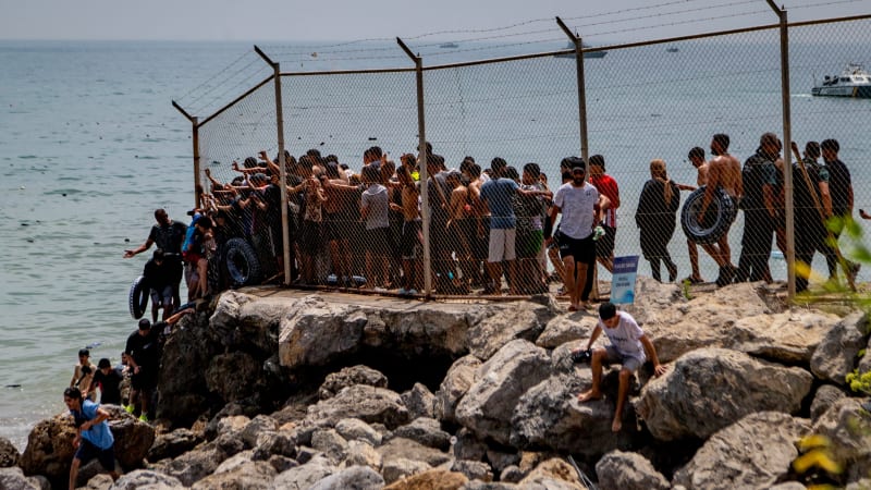 Selhání španělských úřadů? Tajná služba před přílivem migrantů varovala, tvrdí zdroje