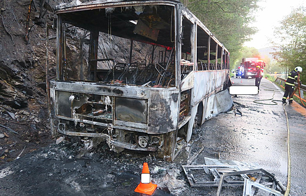 Motorkář zemřel po čelní srážce s autobusem, obě vozidla začala hořet