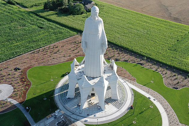 V polské vesnici vyrostla obří Panna Marie. Socha překonala i Krista v Riu
