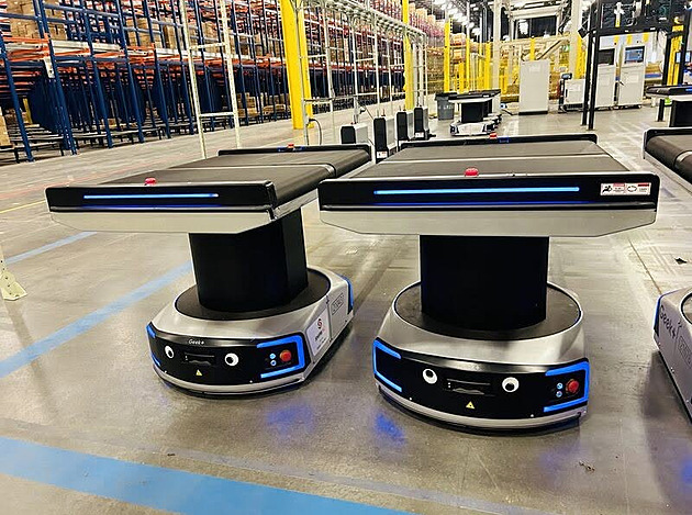 Místo lidí roboti. Britské sklady mají rozhýbat čínští šikulové