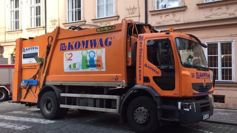 Smrt popeláře v Bílovci: Stál na stupačce auta, řidič s ním nacouval do sloupku