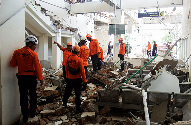 Zemětřesení v Indonésii zabilo přes třicet lidí, úřady varovaly i před tsunami