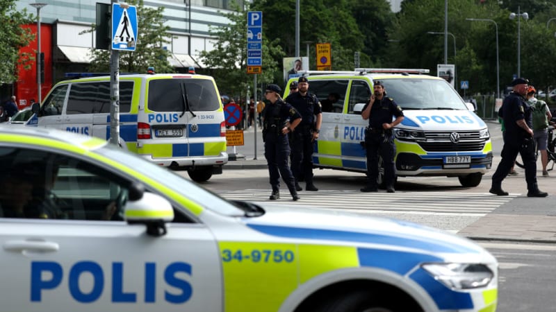 Útočník s mečem ve Švédsku na střední škole zranil několik lidí. Policie agresora postřelila