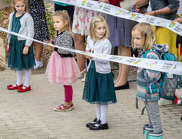 Pásku stříhali v holínkách. Oldřichov obnovil školu, učit pomohou pamětníci