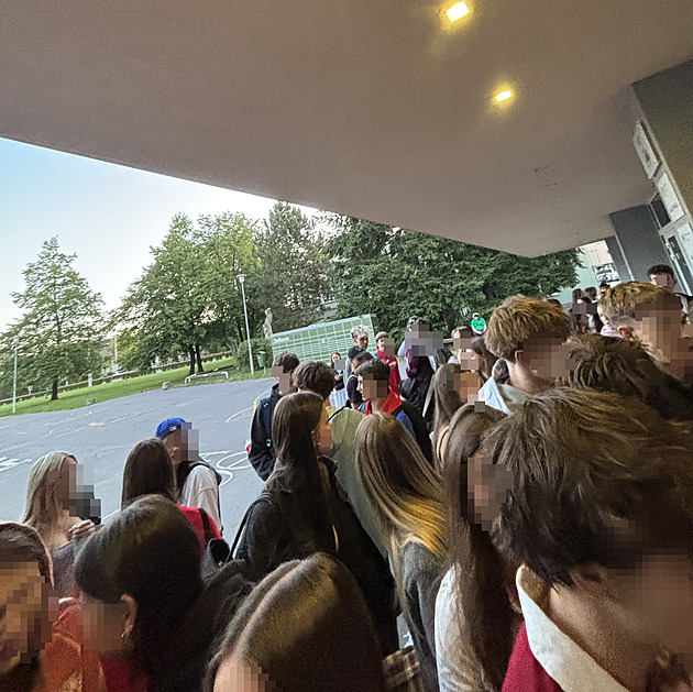 Boj o lavice. Studenti se tlačili před školou ještě za tmy, chtěli ulovit nejlepší místa