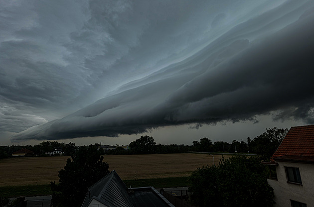 Obří shelf cloud se převalil krajem, setmělo se i zabouřilo. Lidé úkaz fotili