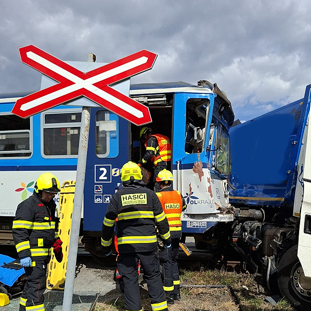 Vlak se srazil s popelářským vozem a vykolejil. Sedm zraněných