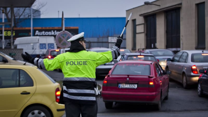 Tragická nehoda u Chebu: Auto srazilo chodce, který zraněním podlehl. Silnice byla uzavřena