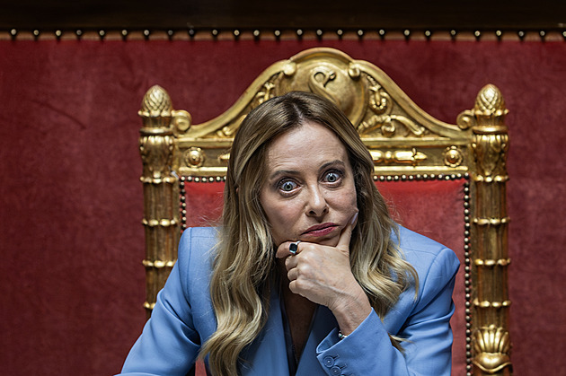 Tisíc a jedna grimasa. Meloniová slaví, její kabinet vládne nejdéle od Mussoliniho