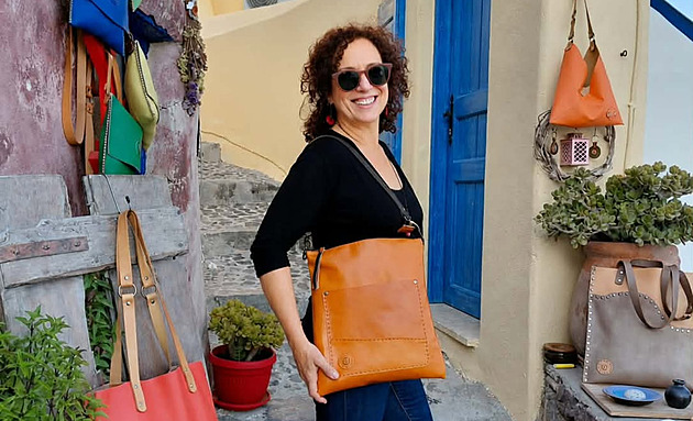 Kabelky přímo z jeskyně. Malá dílna na Santorini láká zákazníky z celého světa